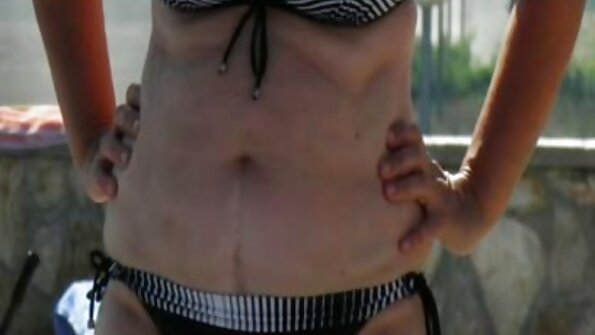 Una mora che ha un bel culo e un corpo sexy sta succhiando un video casalinghe hard cazzo