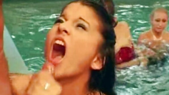 Un'adolescente con le trecce si sta facendo sborrare in bocca video casalinghi hard davvero bene