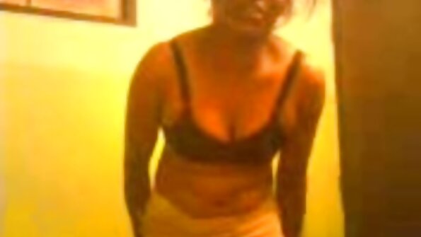 Un uomo di colore sta spingendo il suo uccello nel culetto di video porno mamme casalinghe una ragazza minuta