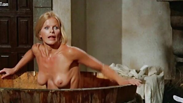 Una bionda con un corpo snello sta mettendo la sua bocca intorno a un vidio porno casalinghe grosso cazzo per succhiarlo