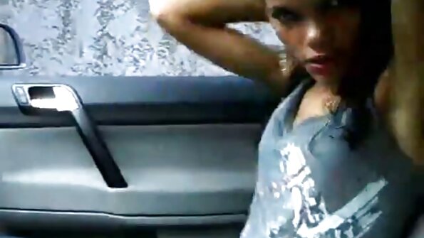 Una bionda con i capelli ricci è sulla scrivania di legno video porno donne mature casalinghe e si fa scopare