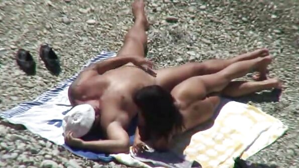 Un'adolescente bionda che ama farsi baciare video amatoriali casalinghi viene penetrata