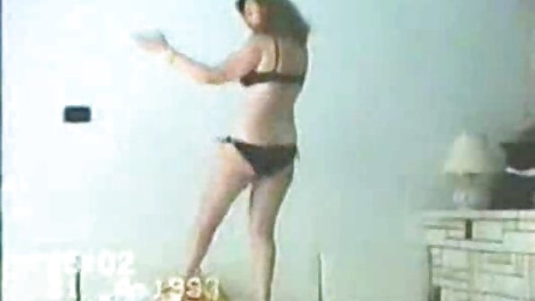 Una bionda con le tette naturali sta leccando video amatoriali italiani casalinghe il culo e il cazzo del suo uomo
