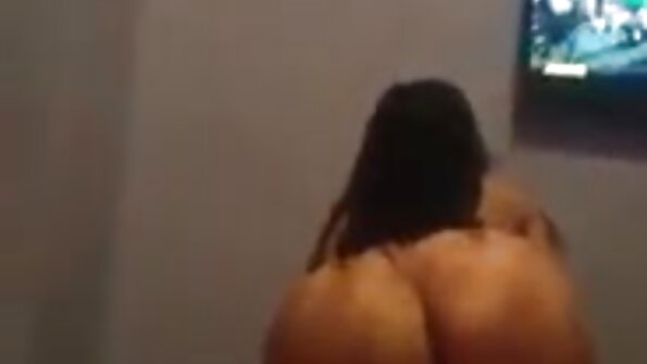 Una mora con un bel video porno di casalinghe culo sta prendendo un grosso cazzo in bocca