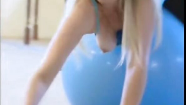 Una milf video sex casalinghi con enormi tette finte si fa strofinare la figa liscia