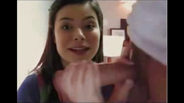 Una milf con grandi tette si fa video casalinghi amatoriali infilare un cazzo nella fica in cucina