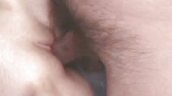Bionda video porno con casalinghe con una figa sexy sta assaporando una grande e dura erezione scura