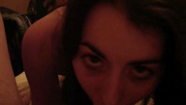 Una deliziosa bionda adolescente video hot casalinghe con le tette piccole sta usando un dildo viola