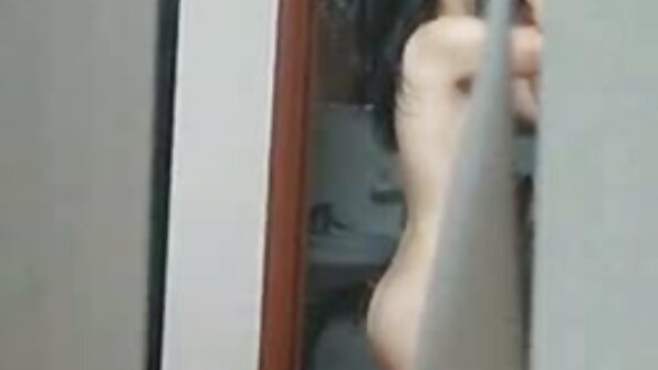 Una ragazza vivace che ha una bella bocca sta succhiando video porno italiani casalinghi un grosso uccello
