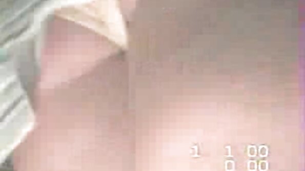 MILF tettona bionda insegna volentieri il sesso a una video porno con casalinghe coppia di adolescenti arrapati