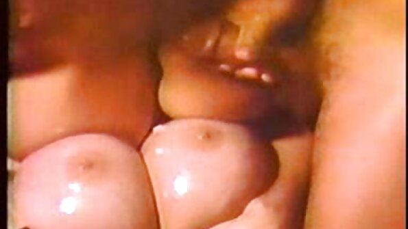 Una mora con le tette piccole film porno gratis di casalinghe si infila un dildo nelle labbra della fica bagnata