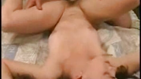 Una ragazza che ha della lingerie bollente si espone per prendere xxx casalingo del cazzo dentro
