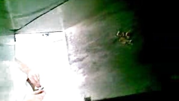 Una ragazza dai capelli corvini viene scopata di lato sul video amatoriali porno casalinghe pavimento