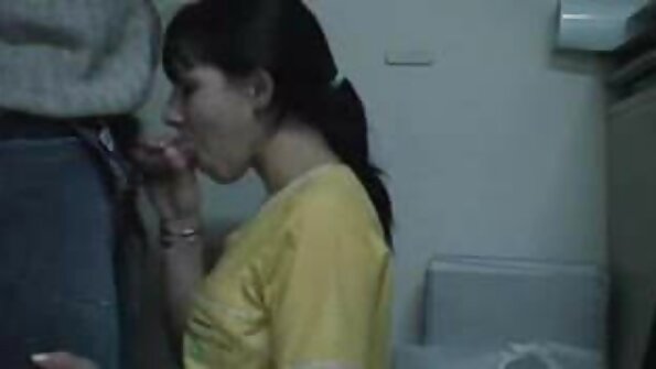 Una film porno casalinghi italiani cagna magra con un corpo sexy sta aprendo le labbra della figa
