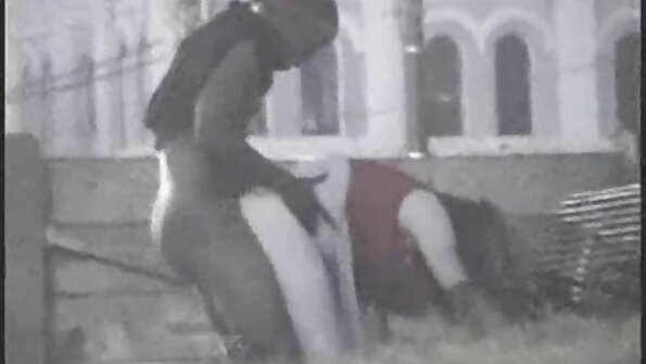 Una donna con un culo enorme sta prendendo un cazzo dentro la video porno casalinghe arrapate sua passera