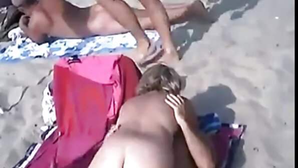 Una donna di colore si diverte con il suo pornocasalinghe fidanzato bianco sul divano