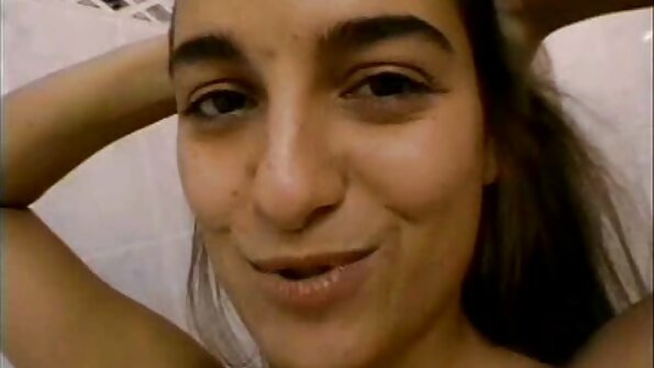 Una mora che ama il cazzo video porno casalinghi gratis ne succhia uno lungo sul suo letto