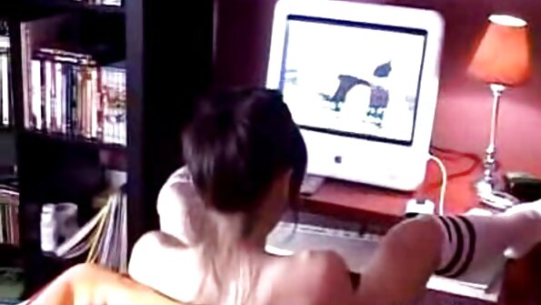 Una ragazza con video porno italiani casalinghi un bel culo si fa inculare in un trio