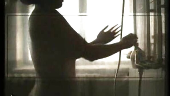 Un cetriolo viene usato video erotici casalinghe come sostituto di un dildo nel video solista