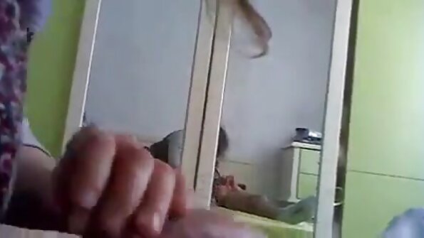 Una bionda che ha dei tatuaggi sul video casalinghi porno gratis corpo si sta togliendo reggiseno e mutandine