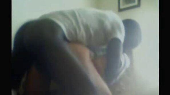 Una bionda video di donne casalinghe tettona si fa leccare dalla sua amica mora sul divano