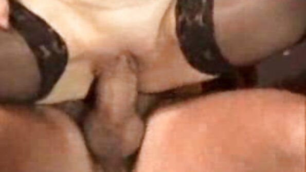 Una vecchia cicciona viene scopata nella sauna da un grande film porno con casalinghe stallone giovane