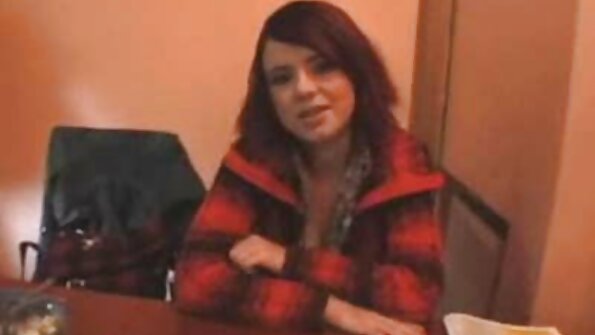 Una bomba con le tette piccole e sode sta pornocasalinghe facendo un pompino caldo qui