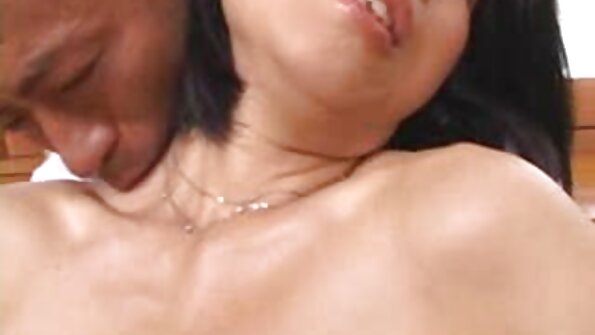Bionda pornocasalinghe con gli occhiali sta prendendo un cazzo nella sua figa bagnata oggi