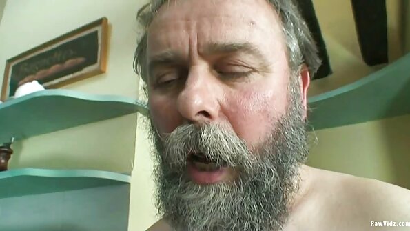 Una bionda è con il suo video porno italiani casalinghi fidanzato desideroso, scopando duramente sul divano