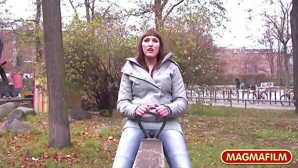 Una bionda con le tette grosse è in ginocchio e fa un pompino video porno casalinghi italiani al suo uomo