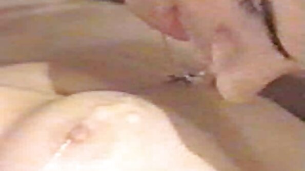 Un dilettante pieno di lussuria viene speronato da un video porno casalinghe italiani cazzo nell'erba