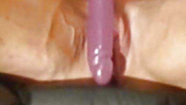 Bionda spinge un video porno di casalinghe grosso dildo rosa nella sua figa in un video da solista