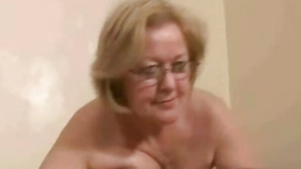Una bionda tatuata lecca un cazzo e video gratis casalinghe italiane ingoia tutta la sborra