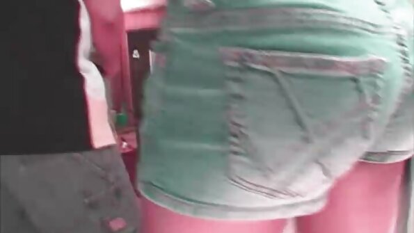 Una ragazza asiatica paffuta fa sesso davanti alla telecamera video di casalinghe porche